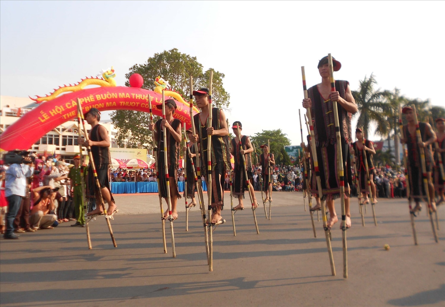 Người Ba Na mang cà kheo tới tham dự lễ hội cà phê ở Đăk Lăk