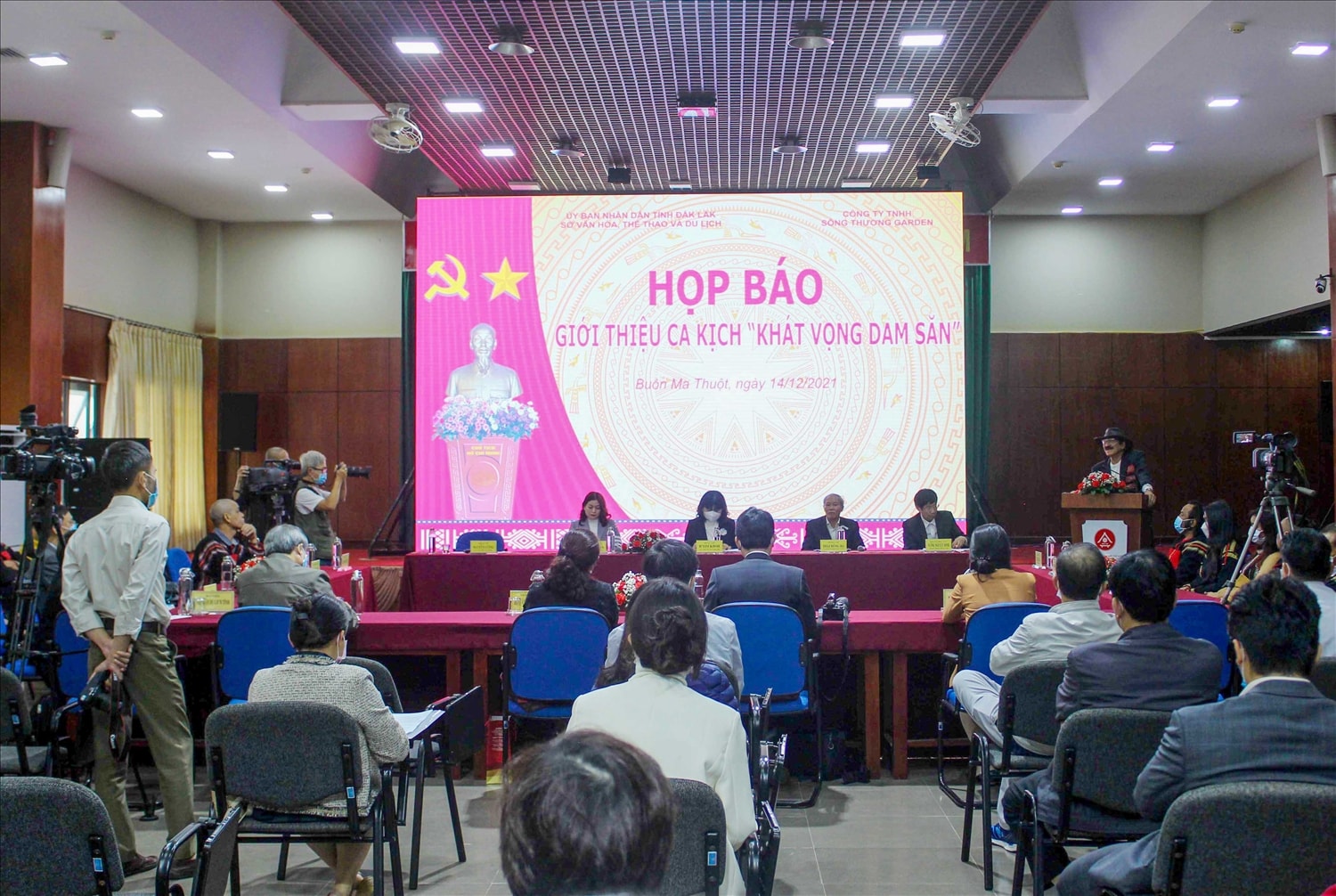 Quang cảnh buổi họp báo Quang cảnh buổi họp báo
