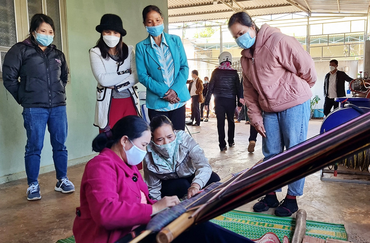 Nghệ nhân H'Bloih hướng dẫn các học viên cách dệt thổ cẩm