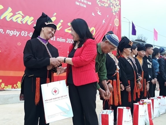 Tặng quà cho đồng bào dân tộc thiểu số có hoàn cảnh khó khăn tại Yên Bái nhân dịp Tết Nguyên đán. Ảnh minh họa