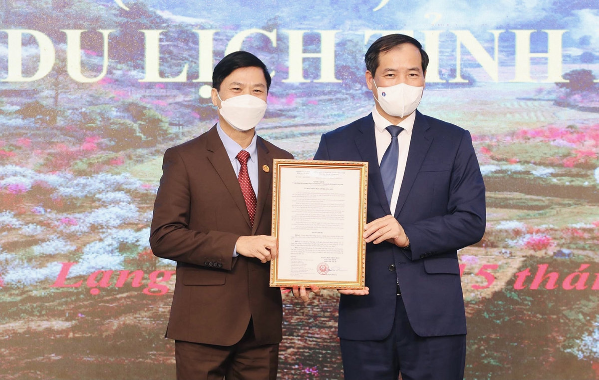 Phó Chủ tịch Thường trực UBND tỉnh Lạng Sơn (phải) trao quyết định công nhận của UBND tỉnh Lạng Sơn về Biểu trưng và Khẩu hiệu du lịch tỉnh Lạng Sơn cho Sở Văn hóa, Thể thao và Du lịch tỉnh Lạng Sơn tại Lễ công bố Phó Chủ tịch Thường trực UBND tỉnh Lạng Sơn (phải) trao quyết định công nhận của UBND tỉnh Lạng Sơn về Biểu trưng và Khẩu hiệu du lịch tỉnh Lạng Sơn cho Sở Văn hóa, Thể thao và Du lịch tỉnh Lạng Sơn tại Lễ công bố