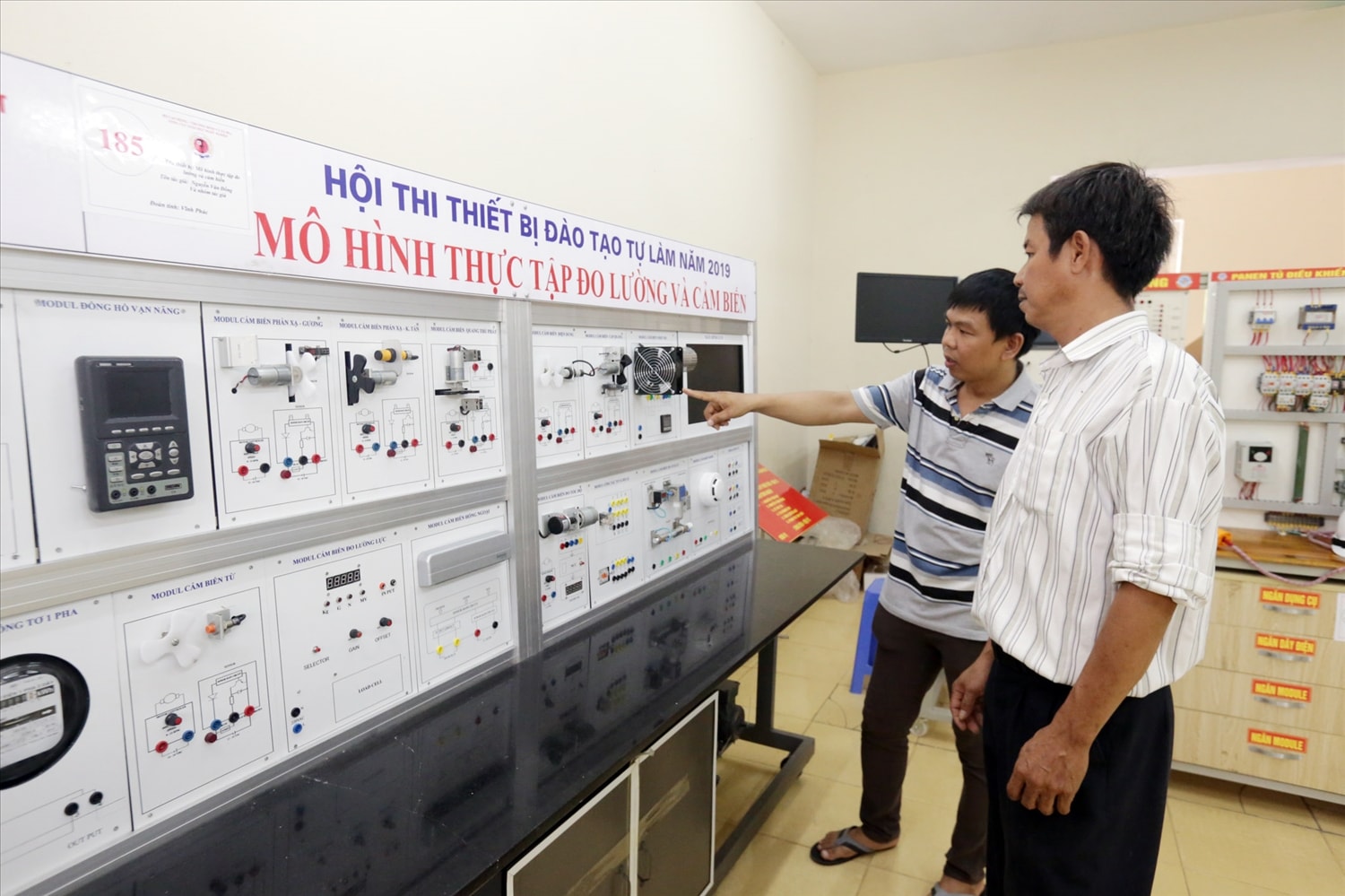 Nhiều sản phẩm dự thi hội thi thiết bị đào tạo tự làm có tính ứng dụng cao, có khả năng thương mại hóa (Trong ảnh: “Mô hình sản xuất nước uống đóng chai tự động” của Trường Trung cấp nghề - Giáo dục thường xuyên Tháp Mười – Đồng Tháp tham gia Hội thi thiết bị đào tạo tự làm toàn quốc lần thứ VI – năm 2019. Ảnh: Tổng cục GDNN) Nhiều sản phẩm dự thi Hội thi thiết bị đào tạo tự làm có tính ứng dụng cao, có khả năng thương mại hóa (Trong ảnh: “Mô hình sản xuất nước uống đóng chai tự động” của Trường Trung cấp nghề - Giáo dục thường xuyên Tháp Mười – Đồng Tháp tham gia Hội thi thiết bị đào tạo tự làm toàn quốc lần thứ VI – năm 2019. Ảnh: Tổng cục GDNN)