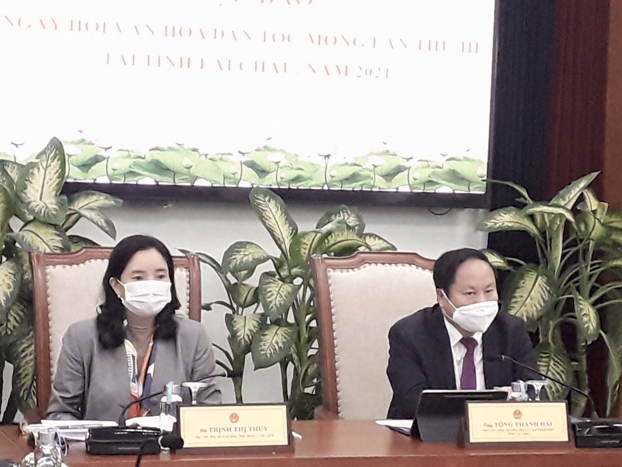 Bà Trịnh Thị Thủy, Thứ trưởng Bộ Văn hóa, Thể thao và Du lịch, Trưởng Ban chỉ  Ngày hội; ông Tống Thanh Hải, Phó Chủ tịch Thường trực UBND tỉnh Lai Châu đạo chủ trì họp báo