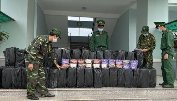 Cán bộ, chiến sĩ Đồn Biên phòng Vàm Trảng Trâu kiểm đếm tang vật vụ buôn lậu. Ảnh: Lê Quân