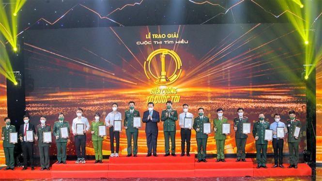Đại tướng Lương Cường - Ủy viên Bộ Chính trị, Chủ nhiệm Tổng cục Chính trị Quân đội nhân dân Việt Nam và ông Nguyễn Trọng Nghĩa - Bí thư Trung ương Đảng, Trưởng Ban Tuyên giáo Trung ương chụp ảnh chung cùng các thí sinh đoạt giải. (Ảnh: Tuấn Đức/TTXVN)