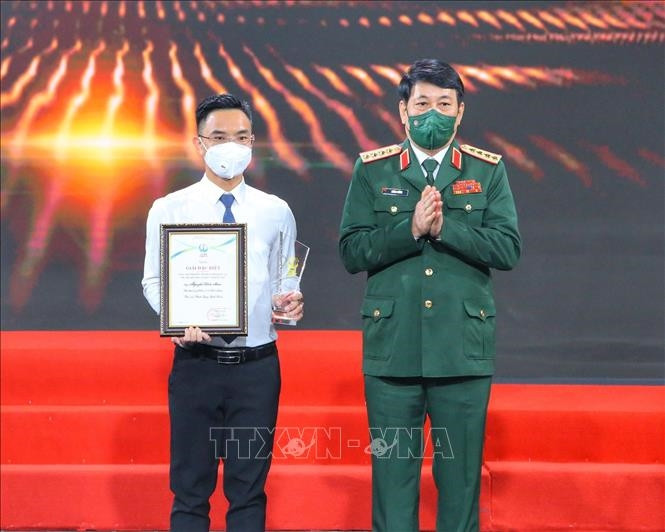 Đại tướng Lương Cường, Ủy viên Bộ Chính trị, Chủ nhiệm Tổng cục Chính trị QĐND Việt Nam trao giải Đặc biệt cho thí sinh Nguyễn Hoài Nam, Phó Chủ tịch Ủy ban Hội Liên hiệp Thanh niên Việt Nam tỉnh Bình Phước. Ảnh: Tuấn Đức/TTXVN