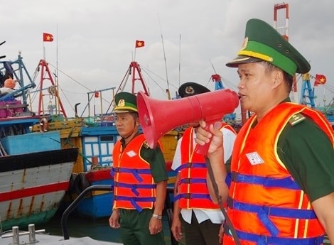 Khẩn trương kêu gọi tàu thuyền về nơi tránh trú, cương quyết không để tàu thuyền ở trong khu vực nguy hiểm. (Ảnh MH) Khẩn trương kêu gọi tàu thuyền về nơi tránh trú, cương quyết không để tàu thuyền ở trong khu vực nguy hiểm. (Ảnh MH)