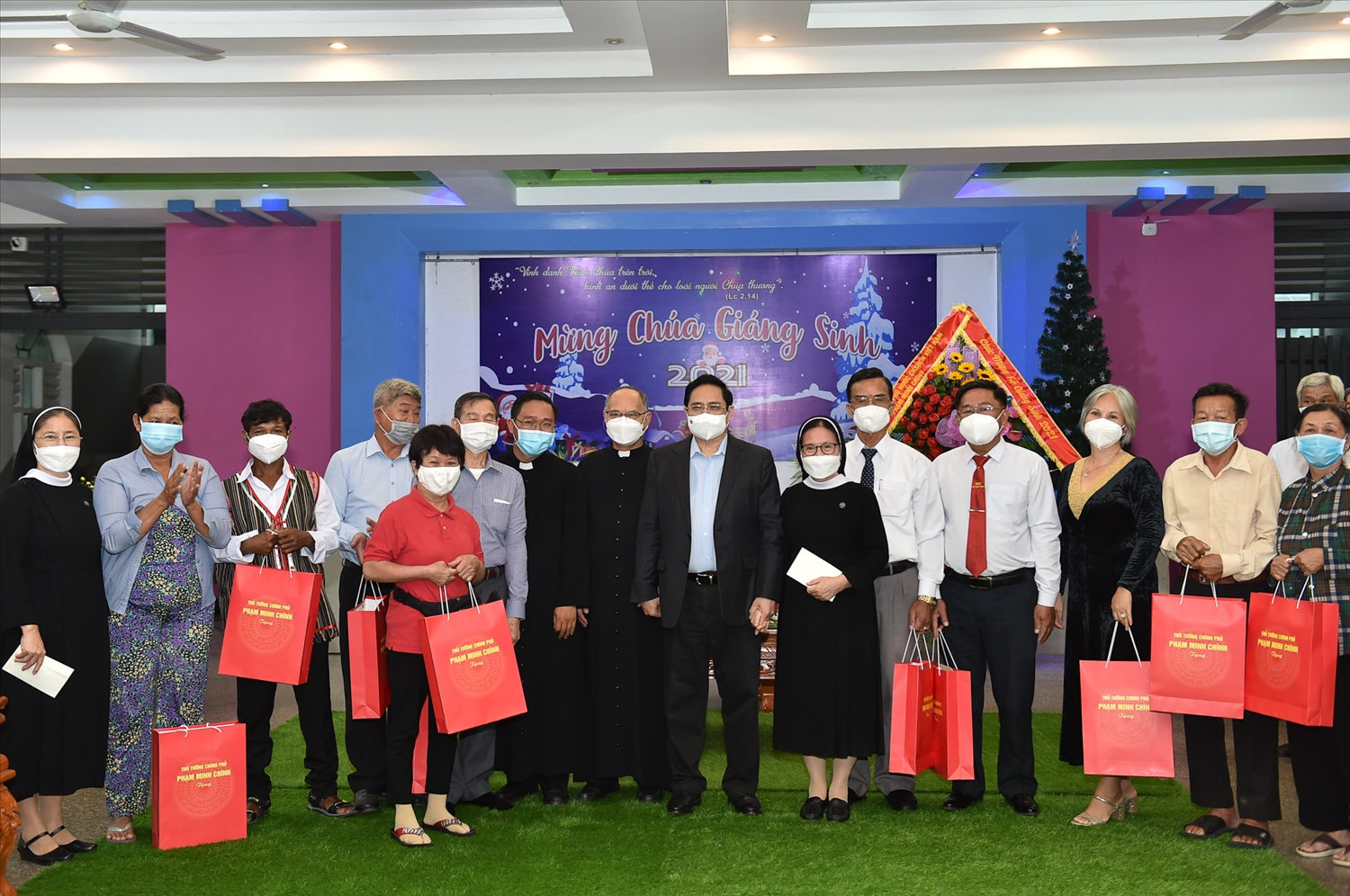 Thủ tướng tặng quà cho các hộ giáo dân có hoàn cảnh khó khăn, hộ giáo dân tiêu biểu của giáo xứ Long Hương. Ảnh VGP/Nhật Bắc