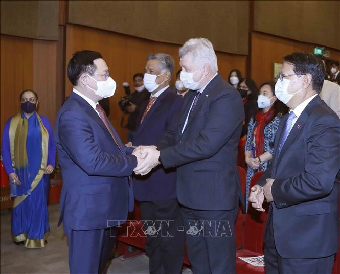 Chủ tịch Quốc hội Vương Đình Huệ với các đại biểu, đại sứ các nước tại Ấn Độ. Ảnh: Doãn Tấn/TTXVN