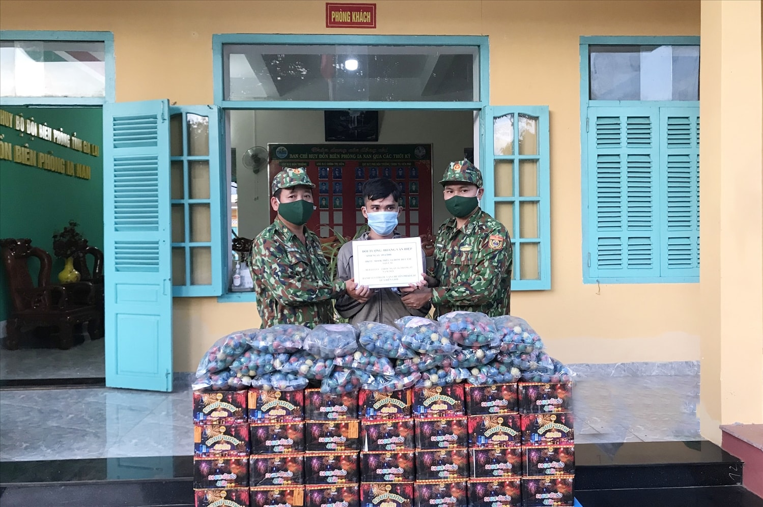Đồn Biên phòng Ia Nan (Bộ Chỉ huy Bộ đội Biên phòng Gia Lai) đã bắt giữ đối tượng vận chuyển 94 kg pháo trái phép Đồn Biên phòng Ia Nan (Bộ Chỉ huy Bộ đội Biên phòng Gia Lai) đã bắt giữ đối tượng vận chuyển 94 kg pháo trái phép