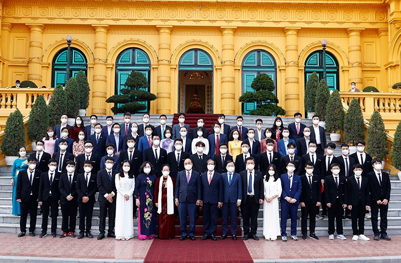 Chủ tịch nước Nguyễn Xuân Phúc chụp ảnh cùng các học sinh, thầy cô giáo dự buổi gặp mặt