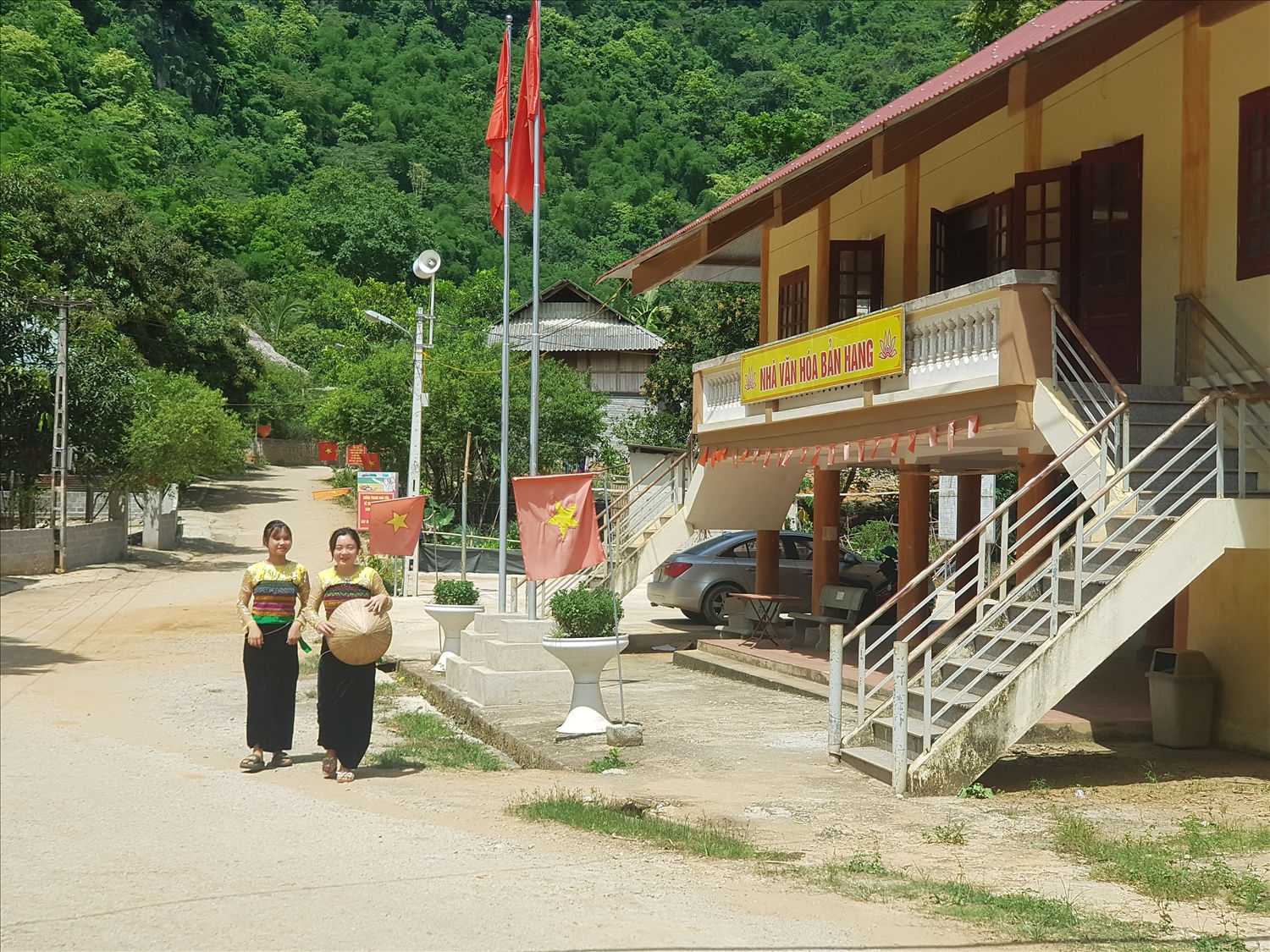 Diện mạo mới khang trang ở một số bản NTM trên địa bàn huyện Quan Hóa. (Trong ảnh: Một góc bản Hang, xã Phú Lệ)