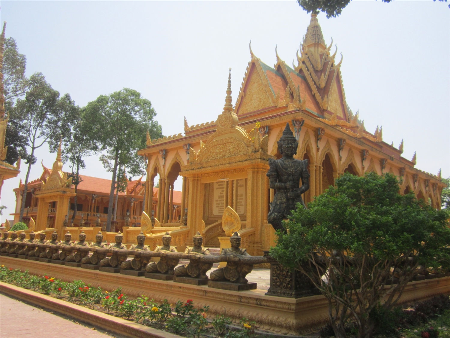 Xung quanh chính điện được bao bọc bởi một hàng rào trang trí bằng những tượng chằn Year mặt mày dữ tợn, mặc áo giáp với dáng ngồi bảo vệ ngôi chùa.