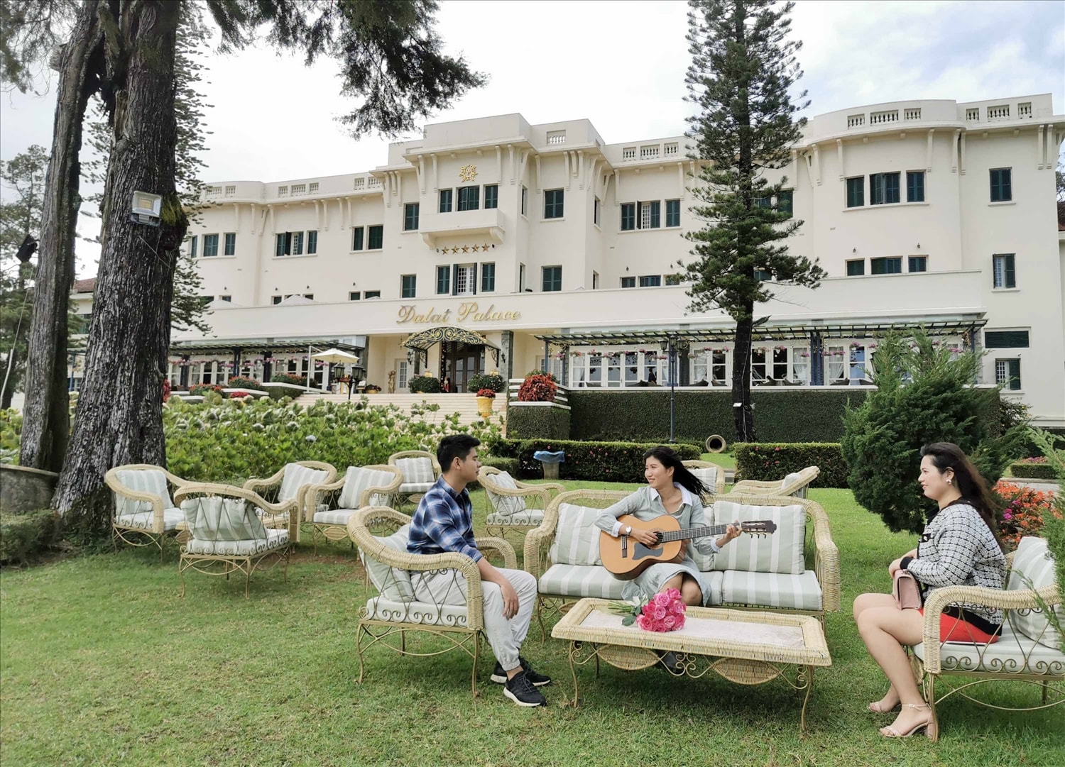 Trong khuôn viên khách sạn Palace
