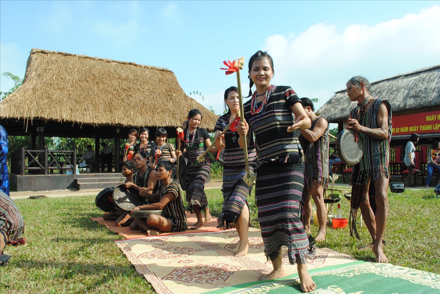 Cùng với vinh-vút, những điệu múa, tiếng cồng của đồng bào Hrê luôn được diễn tấu trong mỗi dịp vui Cùng với vinh-vút, những điệu múa, tiếng cồng của đồng bào Hrê luôn được diễn tấu trong mỗi dịp vui