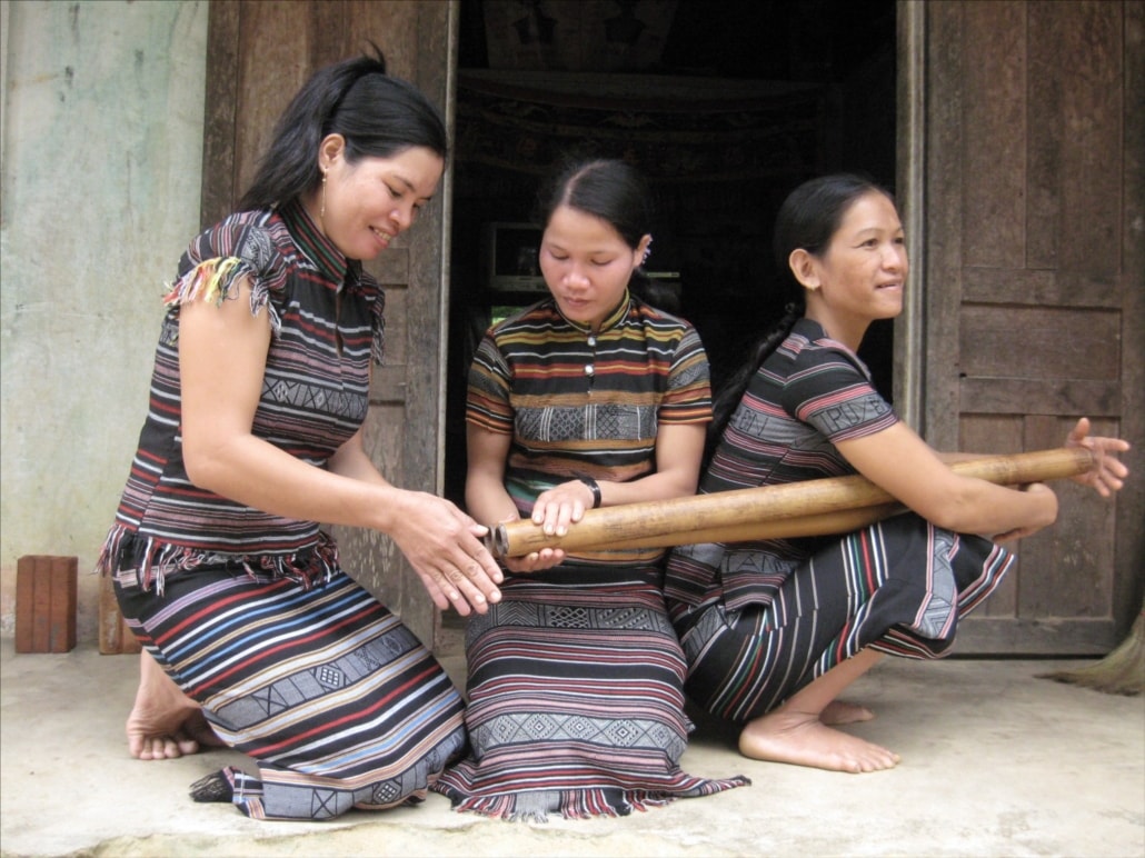 Phụ nữ Hrê trình diễn vinh-vút đón khách Phụ nữ Hrê trình diễn vinh-vút