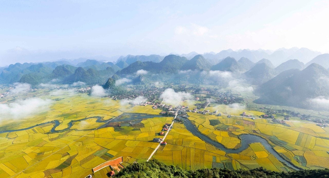 Toàn cảnh  Làng Văn hóa Du lịch cộng đồng Quỳnh Sơn nhìn từ đỉnh Nà Lay.(Ảnh Dương Tuấn)