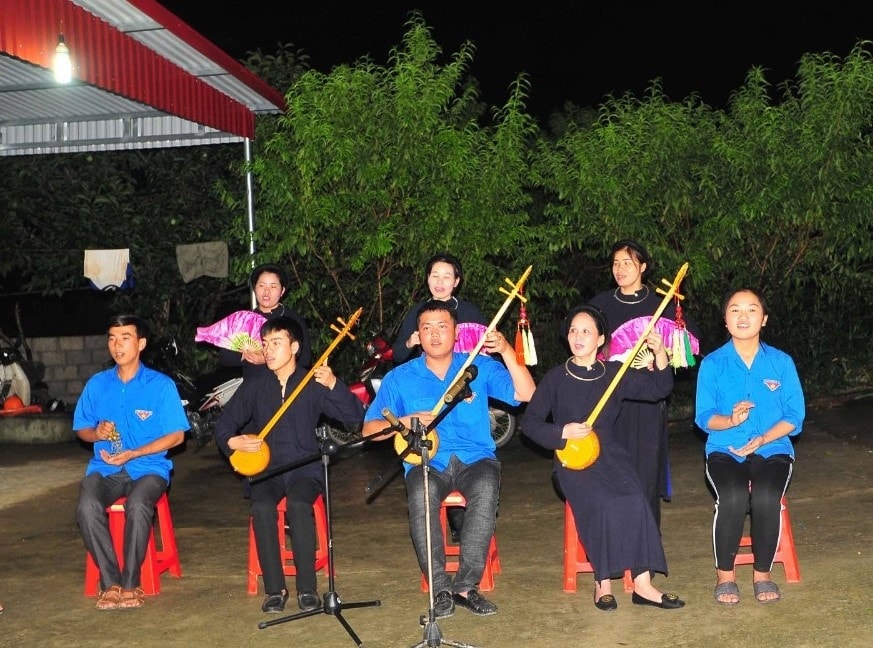 Biểu diễn hát Then- đàn tính phục vụ khách du lịch.(Ảnh Dương Tuấn)