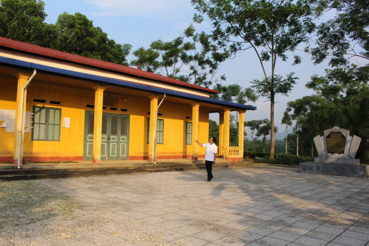Ngoài Nhà truyền thống, Di tích địa điểm tổ chức Đại hội lần thứ nhất của Tổng Liên đoàn Lao động Việt Nam, Đoàn Thanh niên Cứu quốc và Hội Liên hiệp Phụ nữ Việt Nam còn rất sơ sài Ngoài Nhà truyền thống, Di tích địa điểm tổ chức Đại hội lần thứ nhất của Tổng Liên đoàn Lao động Việt Nam, Đoàn Thanh niên Cứu quốc và Hội Liên hiệp Phụ nữ Việt Nam còn rất sơ sài
