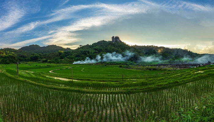 Xung quanh hồ là những thửa ruộng xanh tươi và dãy núi bao quanh tạo nên khung cảnh bình yên thơ mộng Xung quanh hồ là những thửa ruộng xanh tươi và dãy núi bao quanh tạo nên khung cảnh bình yên thơ mộng