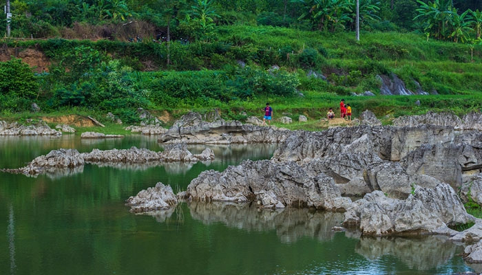 Đây cũng là điểm người dân xung quanh lựa chọn để câu cá, bơi lội, vui chơi Đây cũng là điểm người dân xung quanh lựa chọn để câu cá, bơi lội, vui chơi