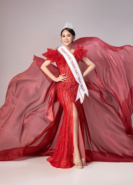 Huyền Diệu trong trang phục dạ hội Hoa Trạng Nguyên