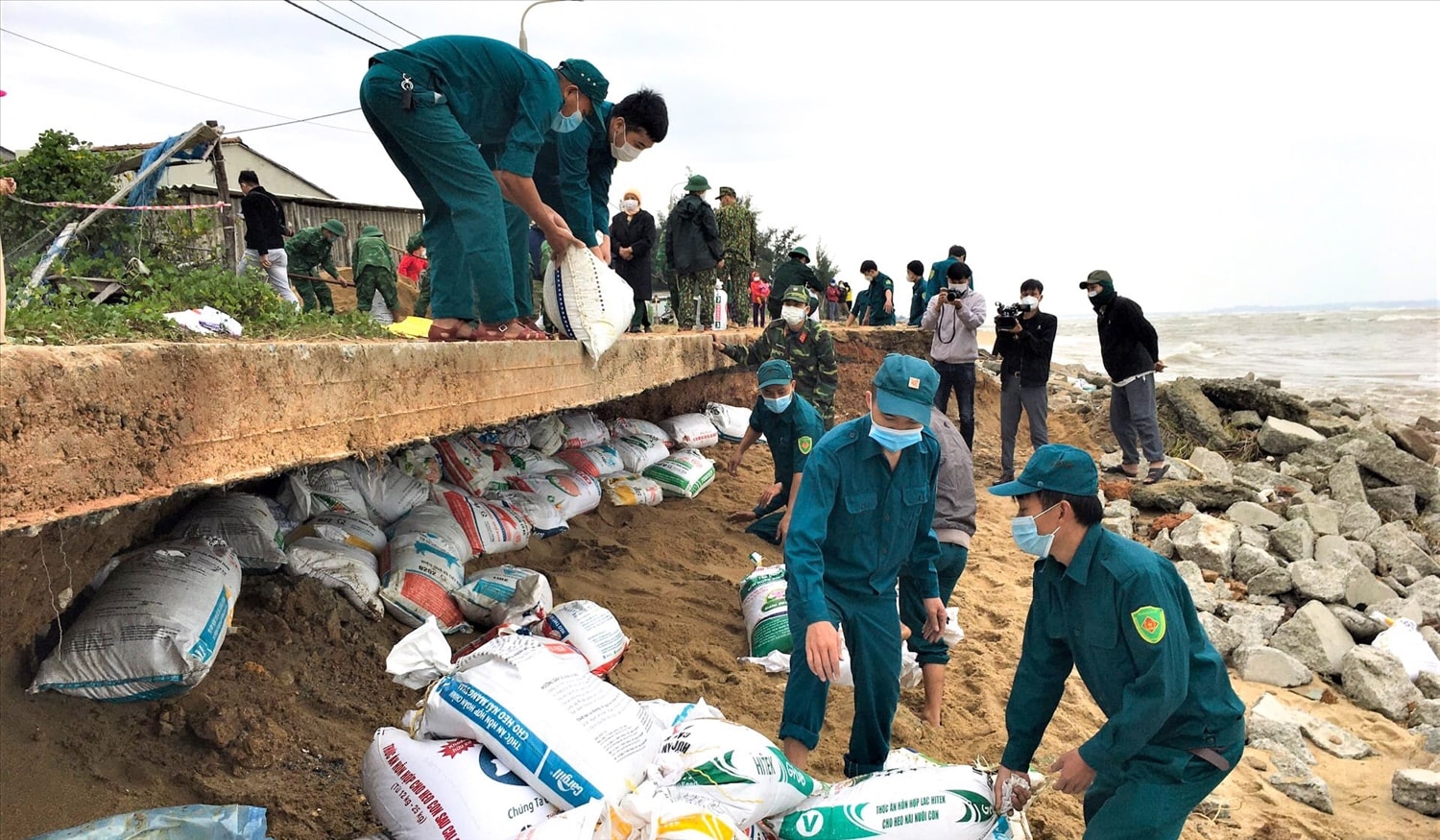 Nhiều đoạn đường bê tông ven biển bị sóng đánh sạt lở, đe dọa nghiêm trọng đến nhà dân