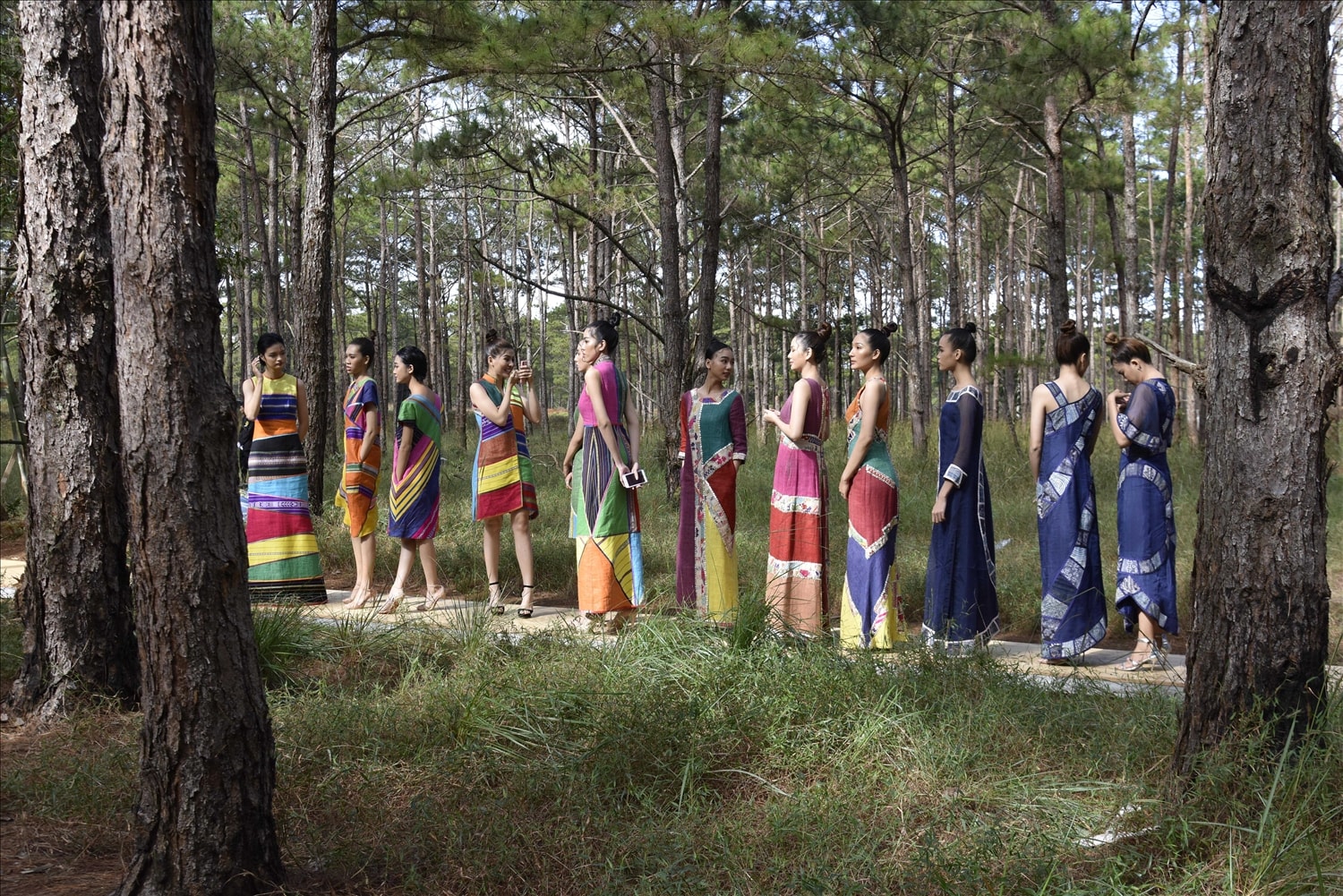 Trình diễn thời trang thổ cẩm tại Fashion show “Hương rừng sắc núi” (Trong khuôn khổ Lễ hội Văn hóa Thổ cẩm Việt Nam lần II năm 2020 tại tỉnh Đắk Nông).