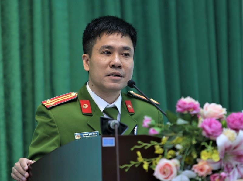 Trung tá Hoàng Văn Hiều, Phó trưởng Phòng 2, Cục C04 thông tin tại Hội nghị. Trung tá Hoàng Văn Hiều, Phó trưởng Phòng 2, Cục C04 thông tin tại Hội nghị.