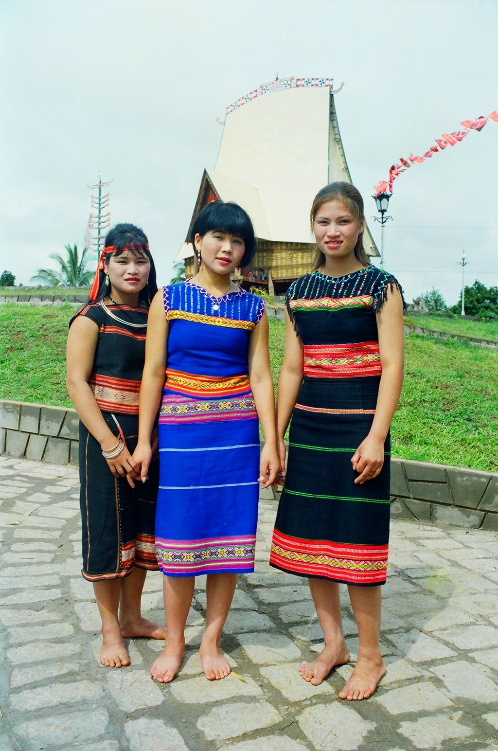 Thời trang thổ cẩm dựa trên chất liệu trang phục dân tộc Gia Rai
