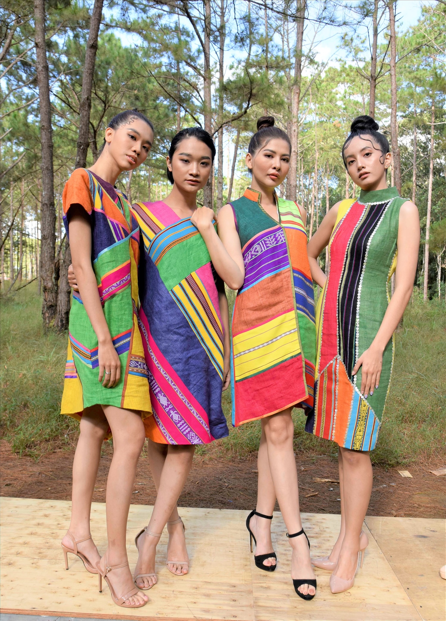Sắc màu thổ cẩm vùng nam Tây Nguyên được các nhà thiết kế đưa vào trang phục hiện đại