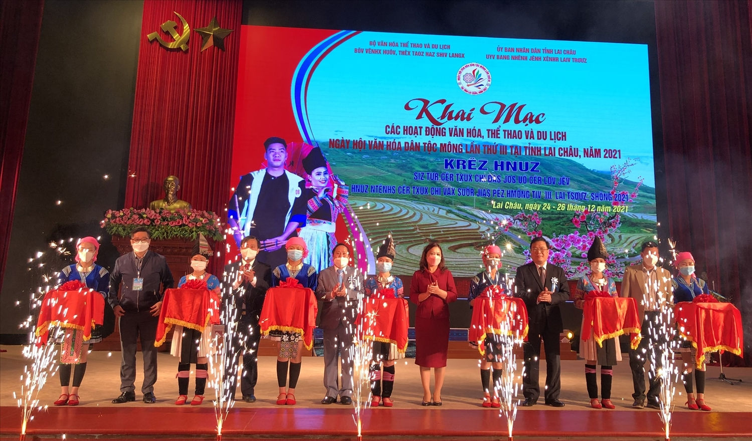 Các đại biểu cắt băng khai mạc các hoạt động văn hóa, thể thao và du lịch Ngày hội văn hóa dân tộc Mông lần thứ III tại Lai Châu, năm 2021