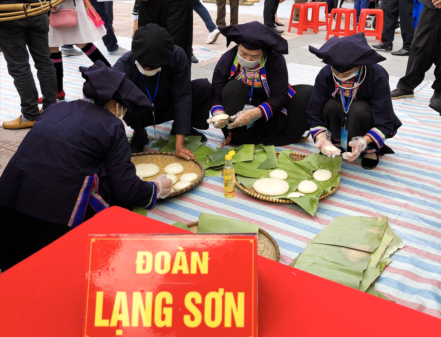 Theo tiếng Mông, bánh giày có tên gọi là “Pé” hoặc “Dúa” tùy theo từng vùng khác nhau. Với người Mông, bánh giày là biểu tượng cho tình yêu, sự thủy chung son sắt của trai gái người Mông, tượng trưng cho Mặt trăng, Mặt trời - là nguồn gốc sinh ra con người và muôn loài