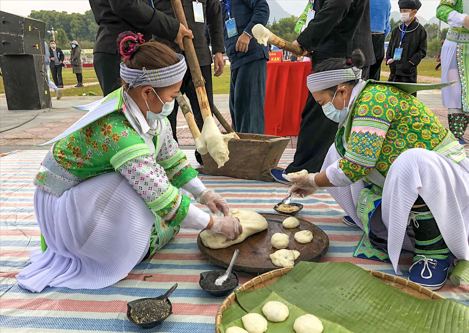 Khi xôi được giã nguyễn là lúc các bà, các chị khéo léo nặn thành những chiếc bánh giày tròn trịa 