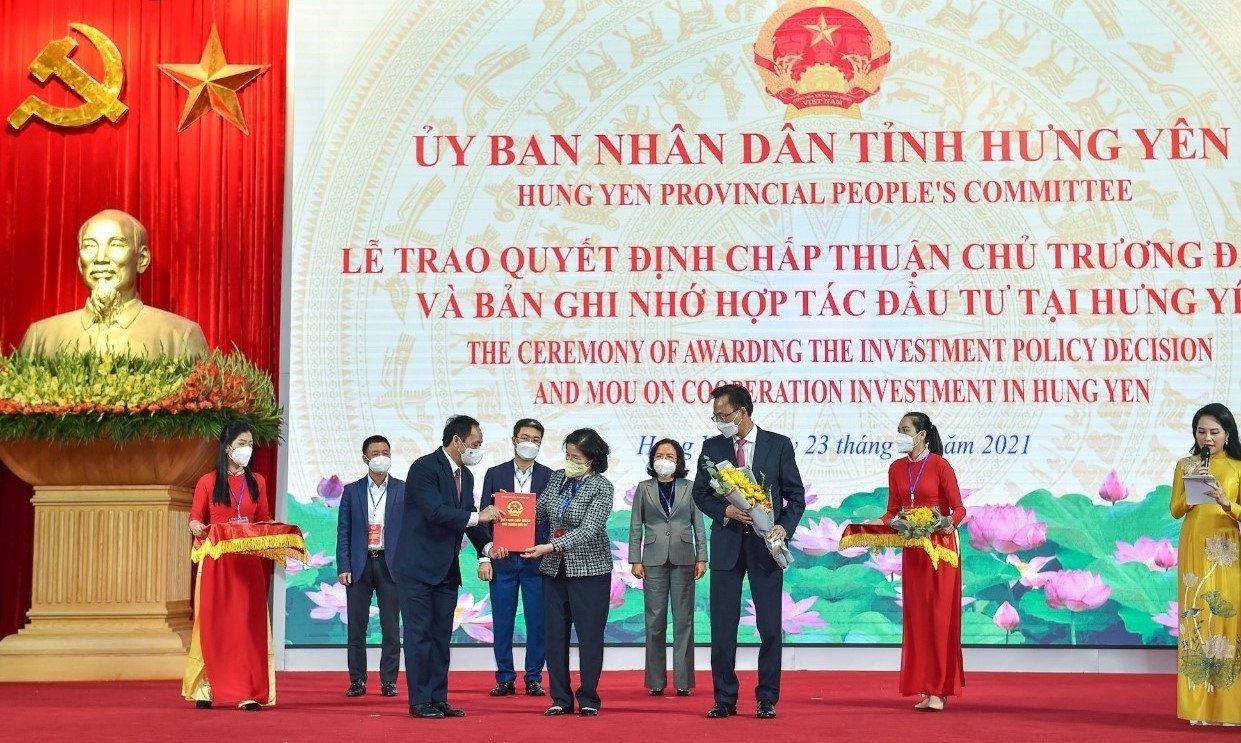 Ông Trần Quốc Văn – Chủ tịch tỉnh Hưng Yên trao quyết định đầu tư nhà máy sữa cho bà Mai Kiều Liên – Tổng Giám đốc Vinamilk kiêm Chủ tịch HĐQT Vilico Ông Trần Quốc Văn, Chủ tịch tỉnh Hưng Yên trao quyết định đầu tư nhà máy sữa cho bà Mai Kiều Liên – Tổng Giám đốc Vinamilk kiêm Chủ tịch HĐQT Vilico