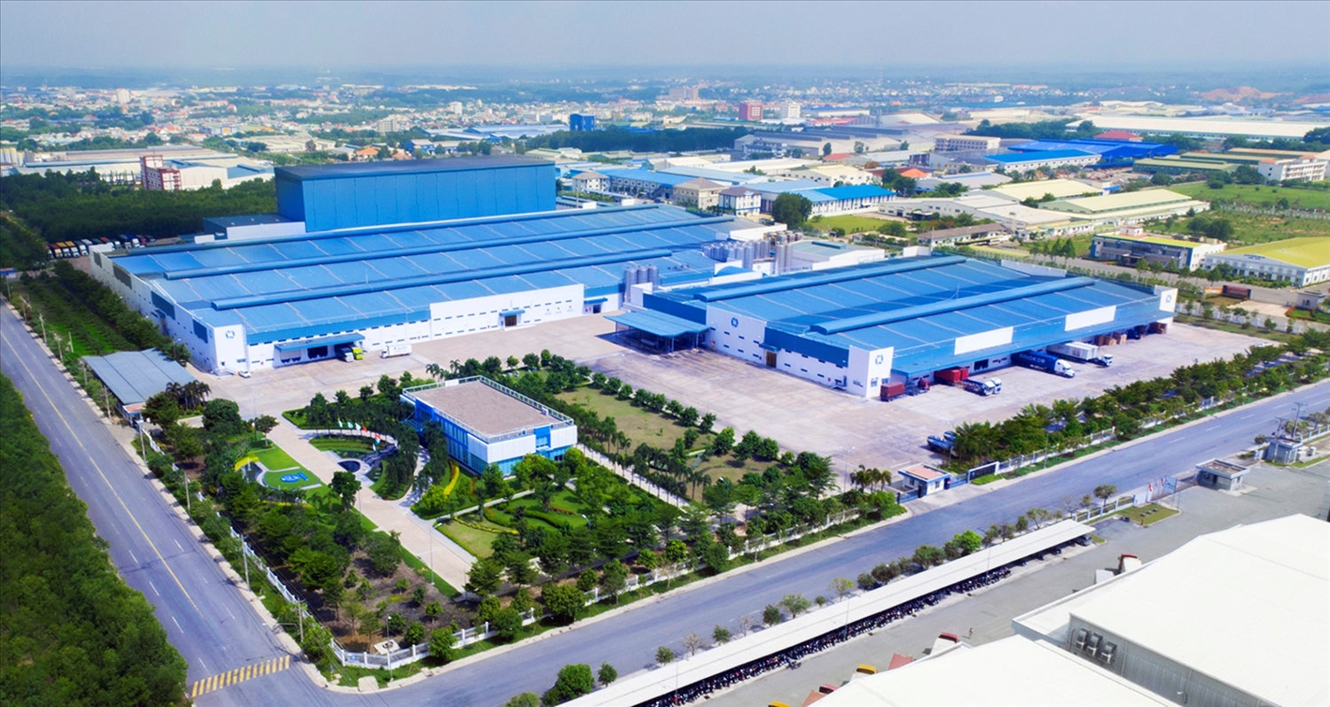 Vinamilk hiện có 13 nhà máy trong nước, trong đó có 2 siêu nhà máy sản xuất sữa nước và sữa bột tại Bình Dương / Tại Việt Nam, Vinamilk hiện có 13 nhà máy đều được đầu tư công nghệ hiện đại và đạt nhiều tiêu chuẩn quốc tế Vinamilk hiện có 13 nhà máy trong nước, trong đó có 2 siêu nhà máy sản xuất sữa nước và sữa bột tại Bình Dương / Tại Việt Nam, Vinamilk hiện có 13 nhà máy đều được đầu tư công nghệ hiện đại và đạt nhiều tiêu chuẩn quốc tế