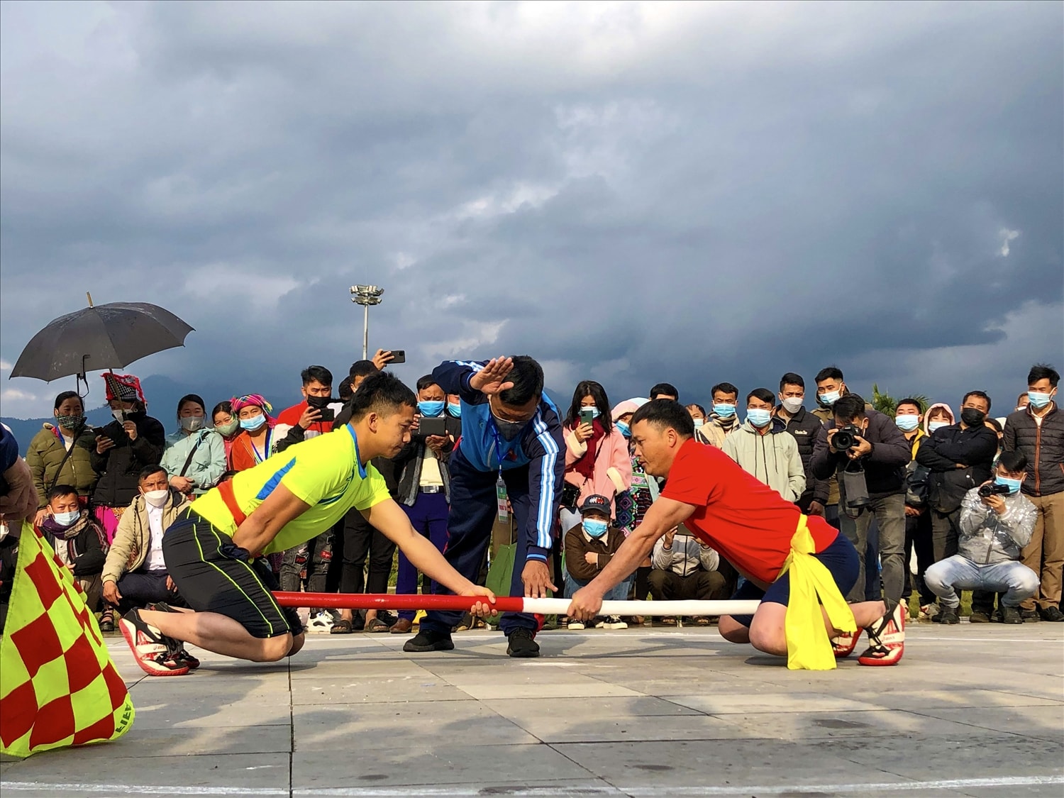 Trò chơi này đòi hỏi người tham gia phải có sức khỏe tốt, bền bỉ và biết chớp thời cơ thật nhanh Trò chơi này đòi hỏi người tham gia phải có sức khỏe tốt, bền bỉ và biết chớp thời cơ thật nhanh
