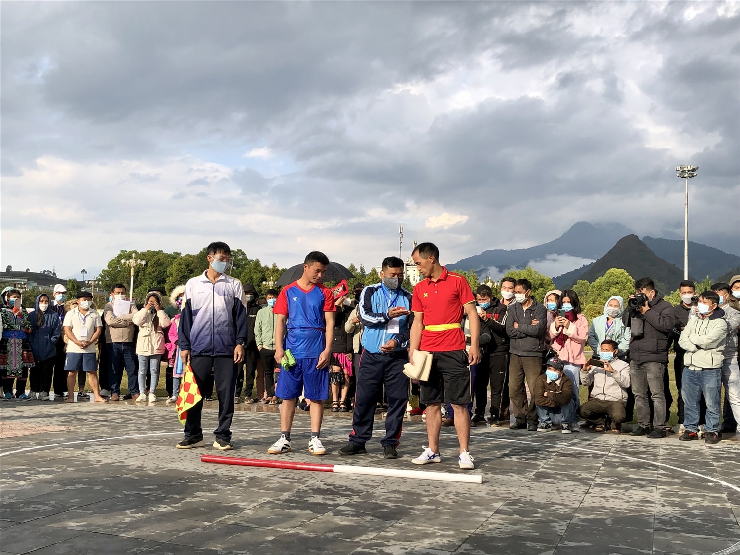 Trọng tài phổ biến luật chơi. Theo quy định luật chơi, bên nào chân chạm vào vạch hoặc bị đẩy ra khỏi vòng tròn trước là thua cuộc Trọng tài phổ biến luật chơi. Theo quy định luật chơi, bên nào chân chạm vào vạch hoặc bị đẩy ra khỏi vòng tròn trước là thua cuộc
