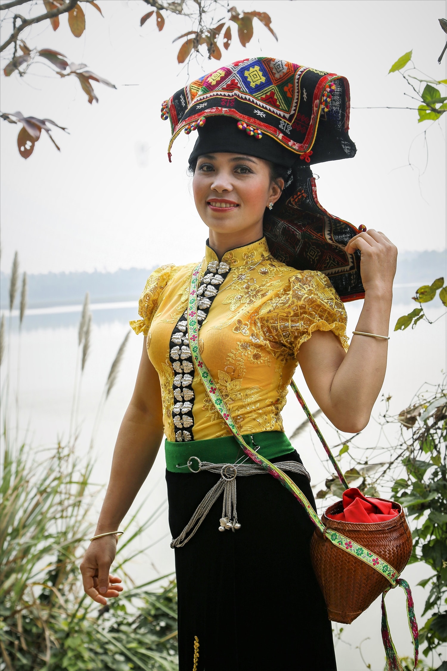 Phụ nữ Thái đeo bạc để cầu thần linh phù hộ 5