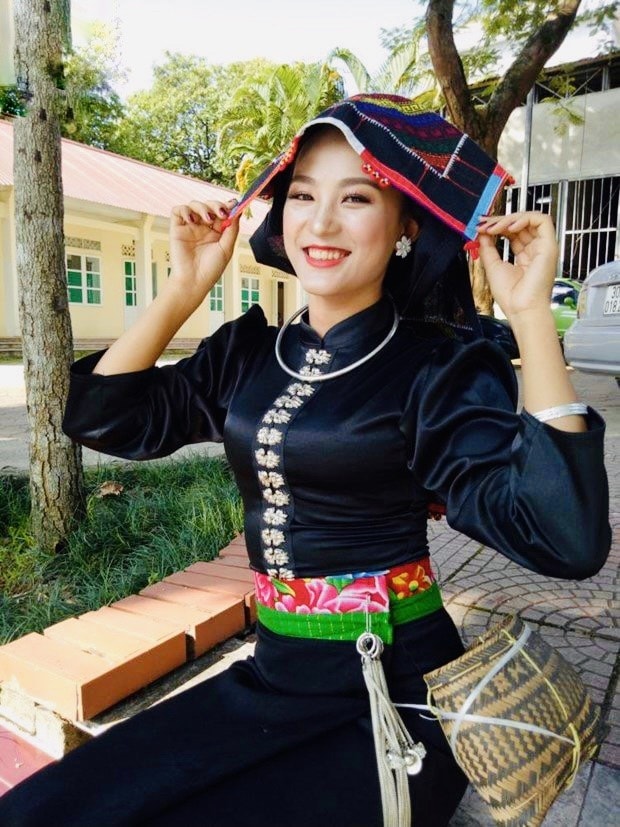 Chiếc vòng cổ nổi bật trên nền áo cóm đen