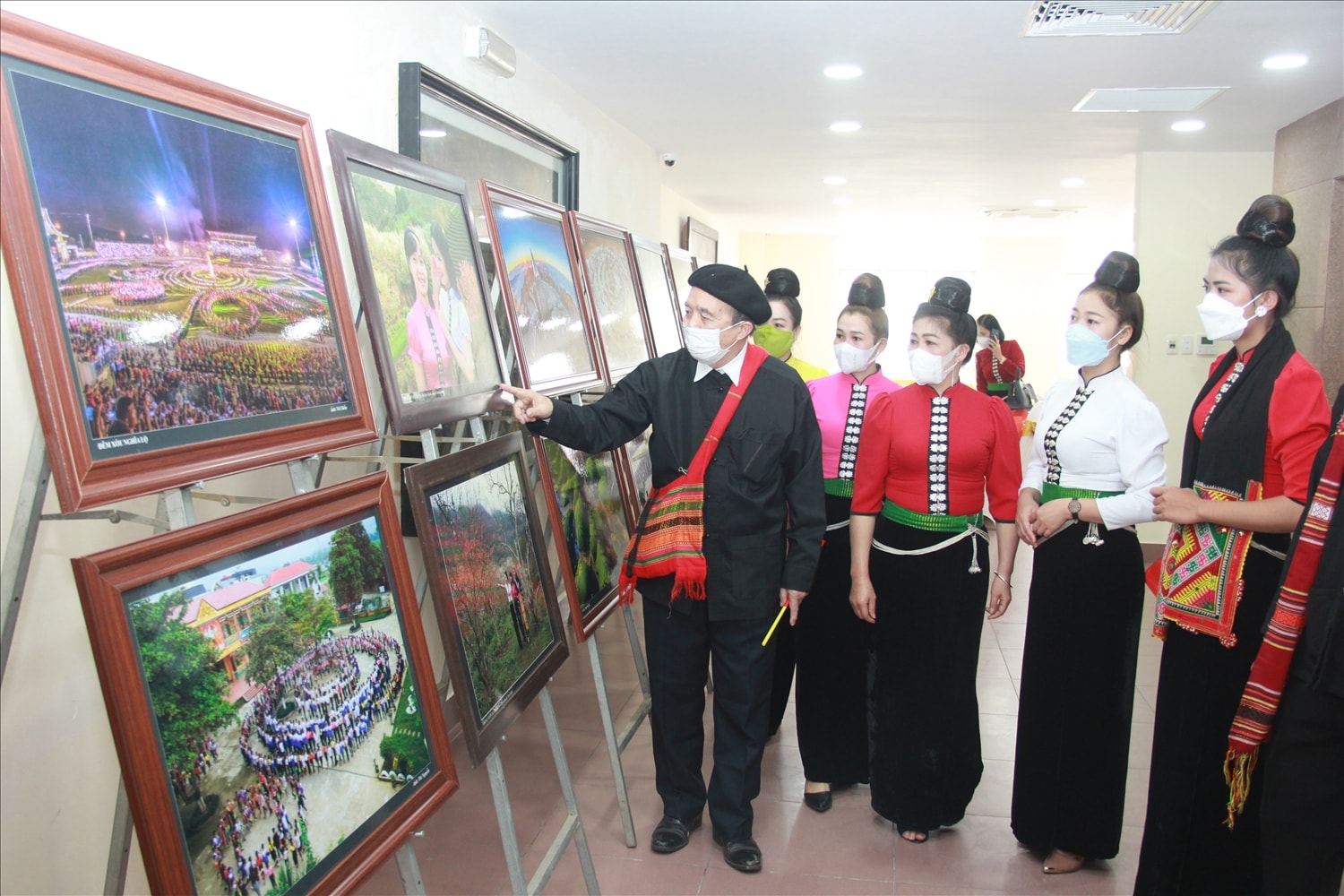 Cộng đồng dân tộc Thái cần một tiếng nói chung thống nhất về hình ảnh đại diện của dân tộc. (Ảnh được ghi nhận tại trụ sở Bộ Văn hóa Thể thao và Du lịch nhân sự kiện UNESCO ghi danh Xòe Thái vào Danh sách Di sản văn hóa phi vật thể đại diện của nhân loại) Cộng đồng dân tộc Thái cần một tiếng nói chung thống nhất về hình ảnh đại diện của dân tộc. (Ảnh được ghi nhận tại trụ sở Bộ Văn hóa Thể thao và Du lịch nhân sự kiện UNESCO ghi danh Xòe Thái vào Danh sách Di sản văn hóa phi vật thể đại diện của nhân loại)