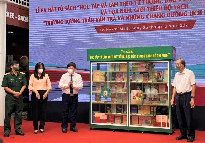 Đại diện Ban tổ chức ra mắt Tủ sách “Học tập và làm theo tư tưởng, đạo đức, phong cách Hồ Chí Minh”. Đại diện Ban tổ chức ra mắt Tủ sách “Học tập và làm theo tư tưởng, đạo đức, phong cách Hồ Chí Minh”.