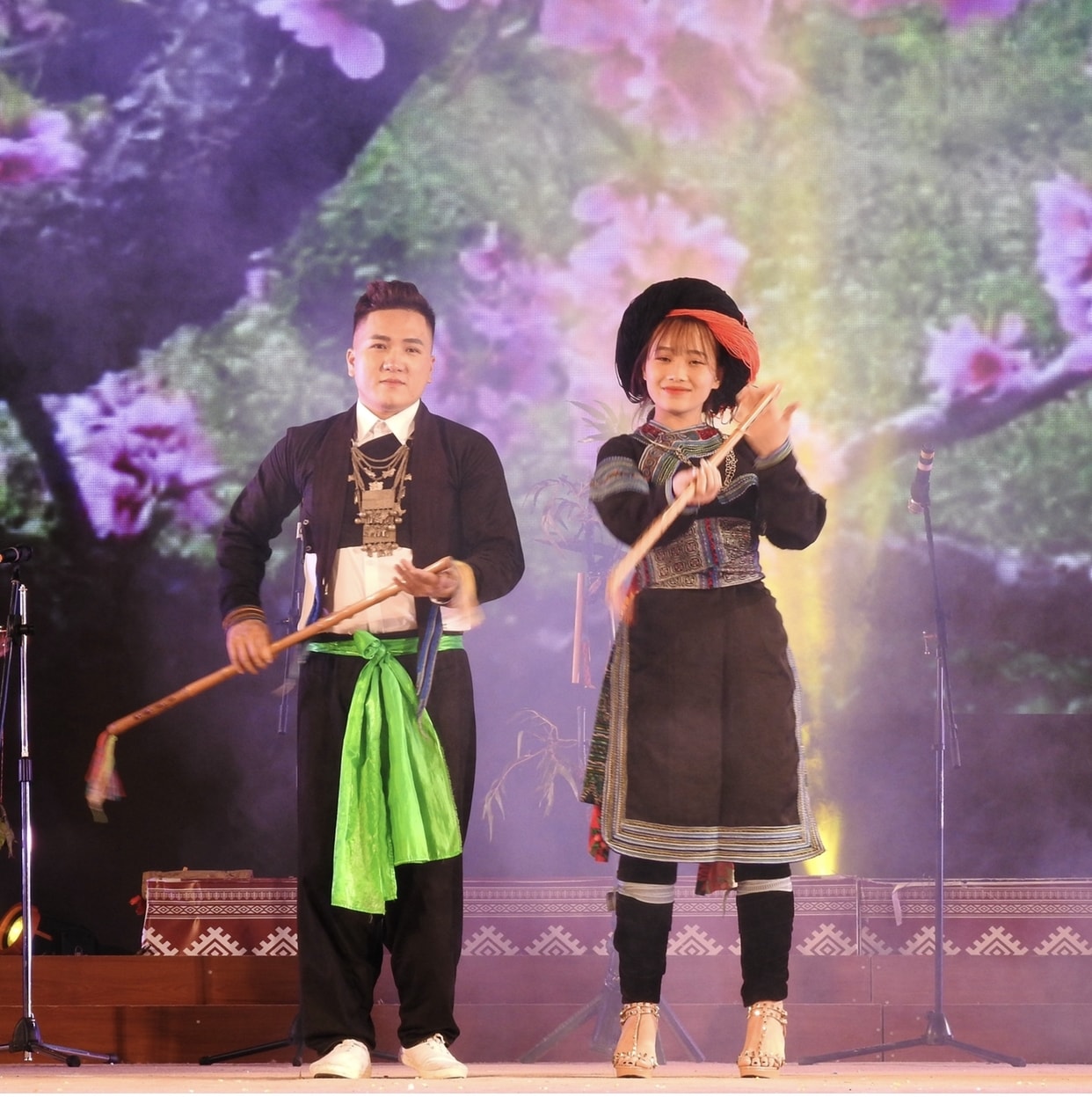 Nam Mông đen Bát Xát mặc quần đũng rộng, ống bó, áo ngắn ngang lưng. Nữ thì mặc áo ngắn hở bụng, chiếc thắt lưng thêu hoa văn khi đeo che kín phần bụng tạo điểm nhấn cho bộ trang phục, váy xoè hoa các loại, khăn đội đầu được tết nhiều sợi bông quấn thành đụm to trên mái, điểm bởi sợi buộc mầu đỏ