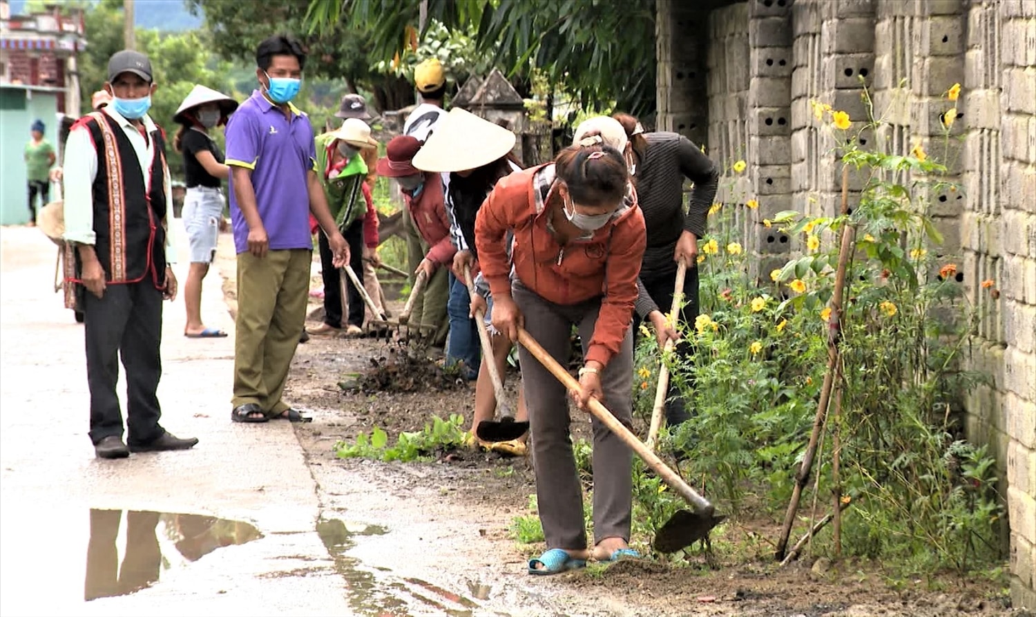 Các già làng vận động dân làng vệ sinh đường làng ngõ xóm sạch, đẹp Các già làng vận động dân làng vệ sinh đường làng ngõ xóm sạch, đẹp