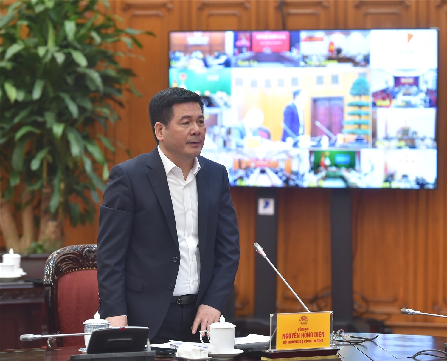 Bộ trưởng Bộ Công Thương Nguyễn Hồng Diên cho rằng, các doanh nghiệp chưa chú trọng thị trường trong nước với 100 triệu dân. Ảnh: VGP/Đức Tuân Bộ trưởng Bộ Công Thương Nguyễn Hồng Diên cho rằng, các doanh nghiệp chưa chú trọng thị trường trong nước với 100 triệu dân. Ảnh: VGP/Đức Tuân
