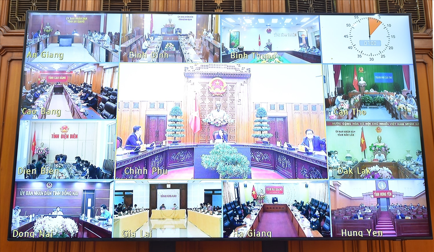 Theo báo cáo của Bộ Công Thương, đến ngày 25/12/2021, Quảng Ninh còn 1.555 xe, Lạng Sơn 4.204 xe, gây thiệt hại đáng kể cho doanh nghiệp và người dân, đặc biệt là mặt hàng nông sản (chiếm đến 80% các mặt hàng đặc tính dễ hư hỏng)...Ảnh: VGP/Đức Tuân Theo báo cáo của Bộ Công Thương, đến ngày 25/12/2021, Quảng Ninh còn 1.555 xe, Lạng Sơn 4.204 xe, gây thiệt hại đáng kể cho doanh nghiệp và người dân, đặc biệt là mặt hàng nông sản (chiếm đến 80% các mặt hàng đặc tính dễ hư hỏng)...Ảnh: VGP/Đức Tuân