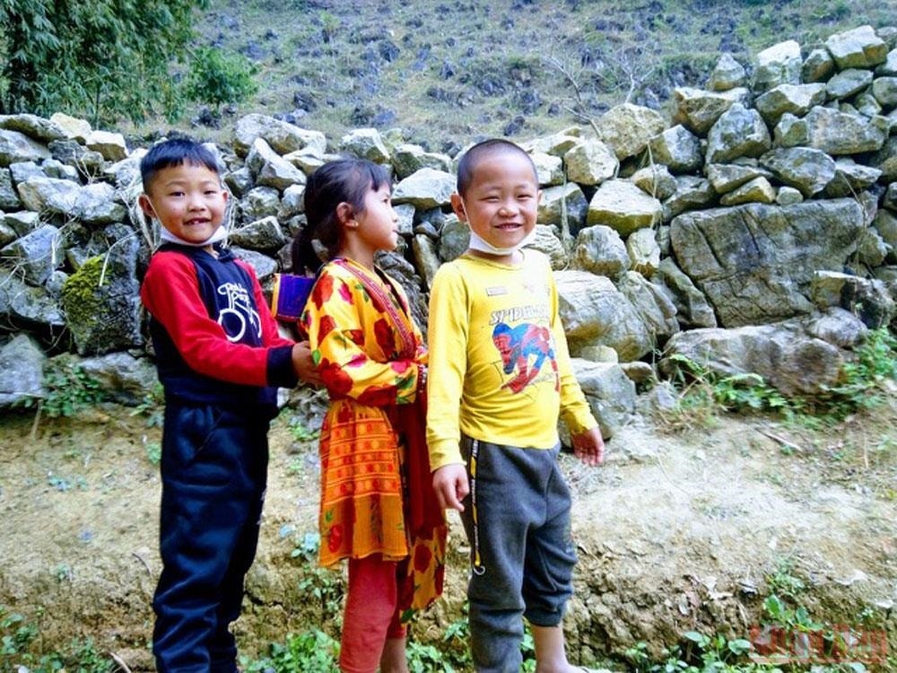 Ngày ngày, bên triền đá người lớn làm nương, trẻ em thì thỏa sức nô đùa... Ngày ngày, bên triền đá người lớn làm nương, trẻ em thì thỏa sức nô đùa...