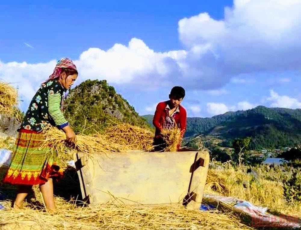 Dưới chân núi đá, là bản làng, cuộc sống thanh bình của đồng bào các dân tộc: Thái, Mông, Xạ Phang, Dao… Dưới chân núi đá, là bản làng, cuộc sống thanh bình của đồng bào các dân tộc: Thái, Mông, Xạ Phang, Dao…