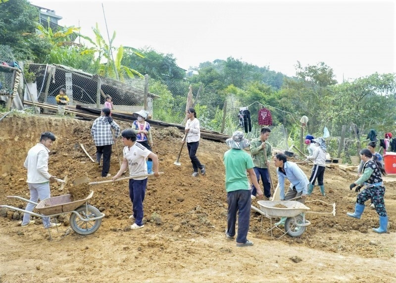 Cùng với cấp ủy, chính quyền, người dân tích cực tham gia để hoàn thiện nhà mới đón tết