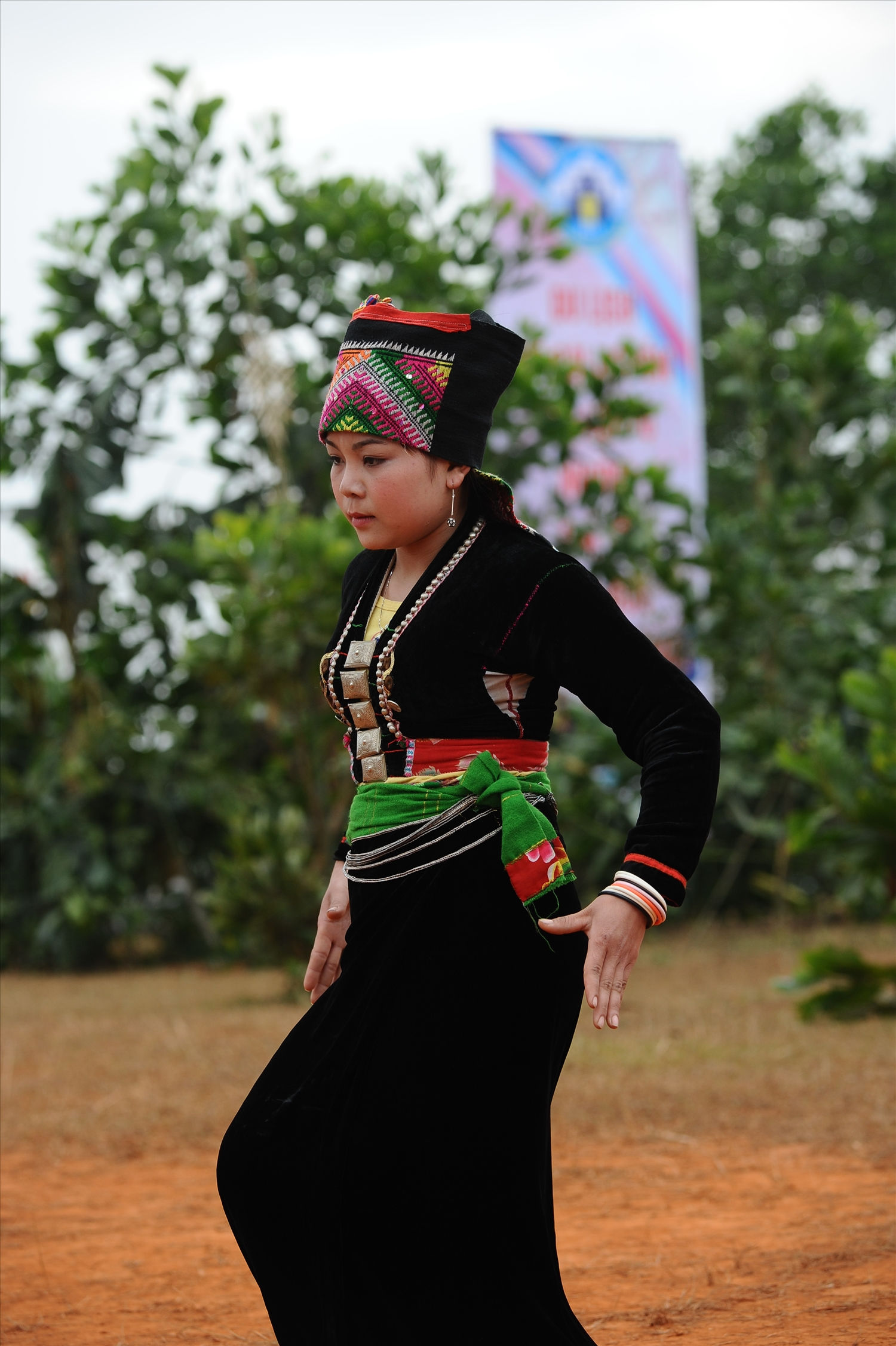Động tác múa ong eo